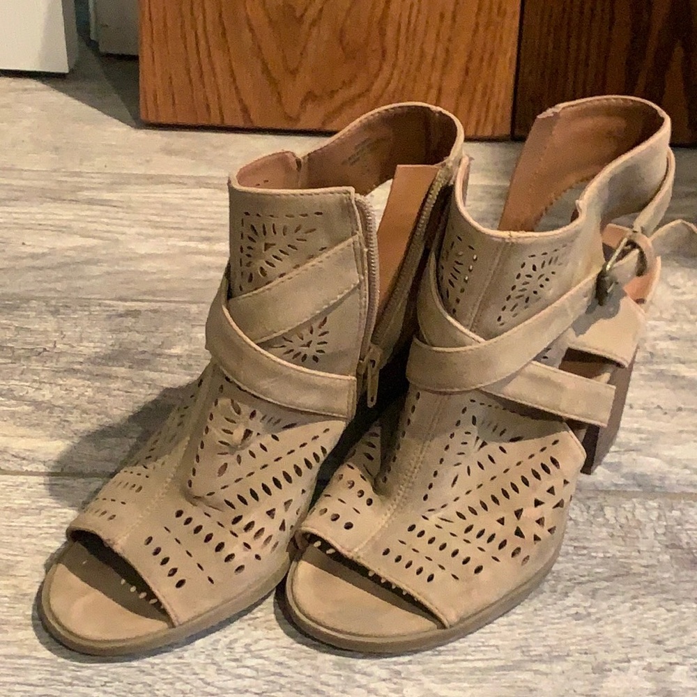 Camel wedge heels